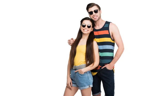 Пара в сонцезахисних окулярах обіймається ізольовано на білому — стокове фото