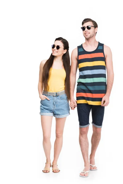 Paar mit Sonnenbrille, Händchen haltend, isoliert auf weißem Grund — Stockfoto