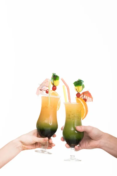 Vista recortada de pareja sosteniendo vasos con cócteles de verano, aislado en blanco - foto de stock