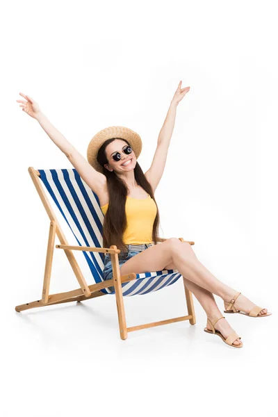 Animado menina bonita descansando na cadeira de praia, isolado no branco — Fotografia de Stock