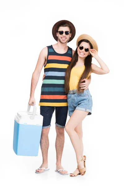 Feliz pareja con caja más fría, aislado en blanco - foto de stock