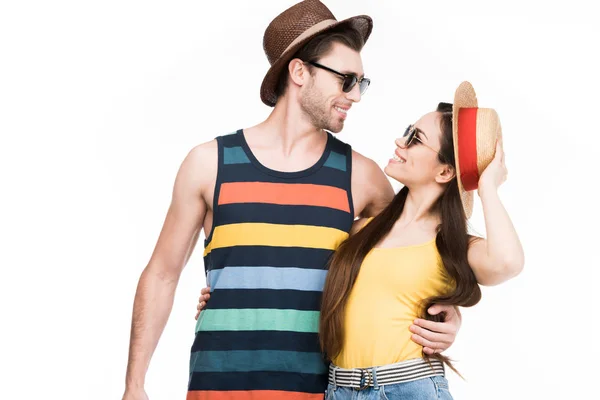 Feliz pareja mirándose unos a otros, aislados en blanco - foto de stock