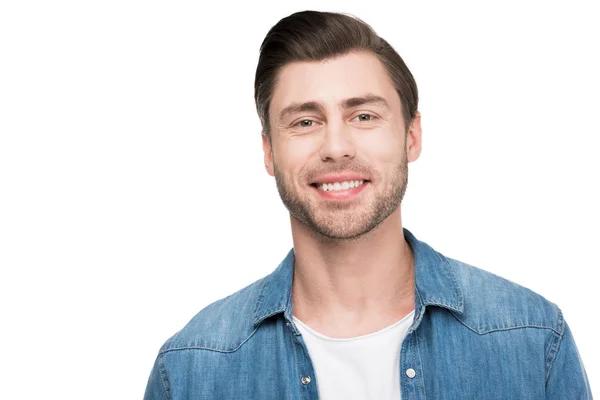 Ritratto di giovane uomo sorridente che guarda la macchina fotografica, isolato sul bianco — Foto stock