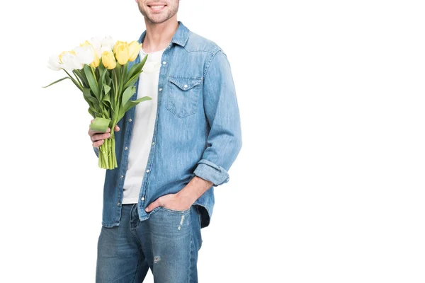 Vista recortada del hombre sosteniendo ramo de tulipanes, aislado en blanco - foto de stock