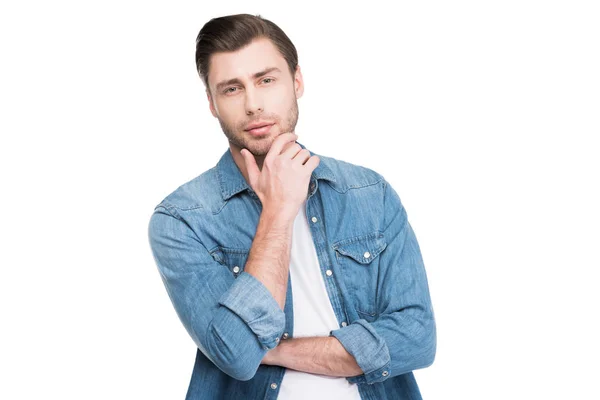 Retrato de homem bonito pensativo olhando para a câmera, isolado no branco — Fotografia de Stock