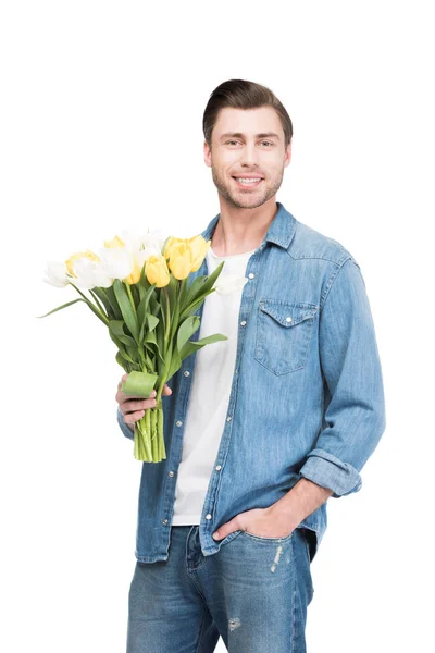 Uomo sorridente che tiene bouquet di tulipani, isolato su bianco — Foto stock
