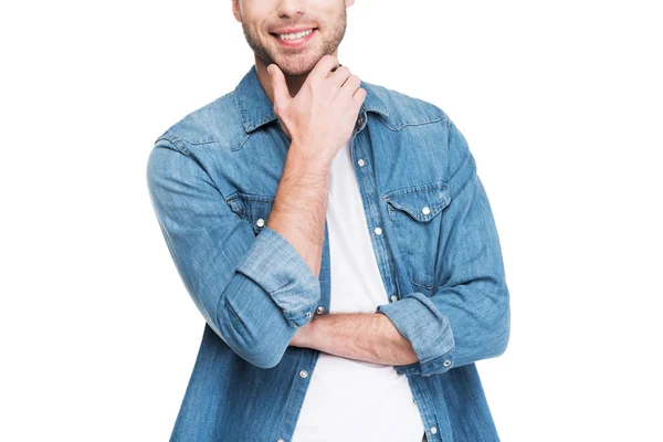 Vue recadrée de l'homme souriant en denim regardant la caméra, isolé sur blanc — Photo de stock