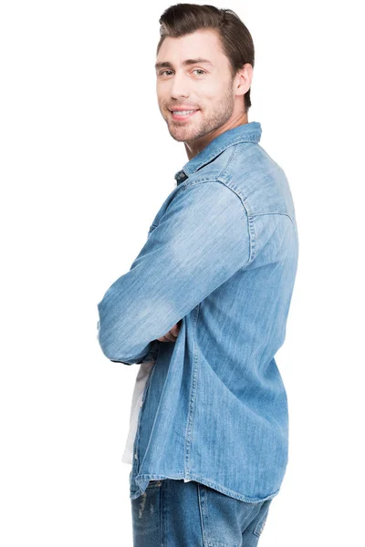 Молодий чоловік в джинсі, посміхаючись на камеру, ізольований на білому — стокове фото