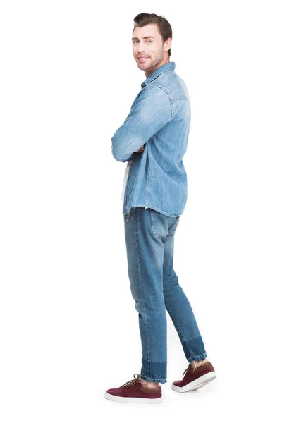 Junger lächelnder Mann in Jeans, der in die Kamera blickt, isoliert auf weiß — Stockfoto