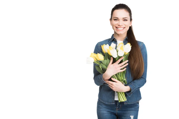 Красива усміхнена жінка з букетом квітів тюльпанів, ізольована на білому — стокове фото