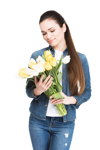 Красивая молодая женщина с букетом тюльпанов, изолированных на белом — стоковое фото
