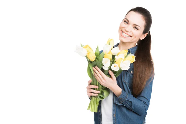 Glückliche Frau mit Tulpenstrauß zum internationalen Frauentag, isoliert auf weiß — Stockfoto