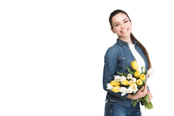 Улыбающаяся женщина, держащая тюльпаны, изолированные на белом — стоковое фото