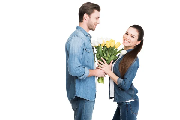 Heureux couple avec bouquet de tulipes de printemps pour la journée internationale des femmes, isolé sur blanc — Photo de stock
