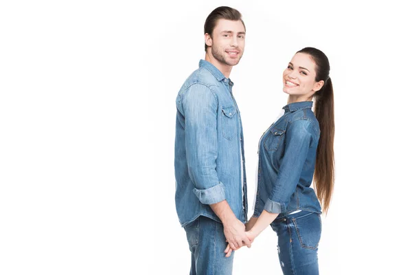 Jeune couple tenant la main et regardant la caméra, isolé sur blanc — Photo de stock