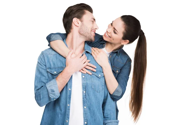 Giovane coppia sorridente che si abbraccia e si guarda, isolata sul bianco — Foto stock