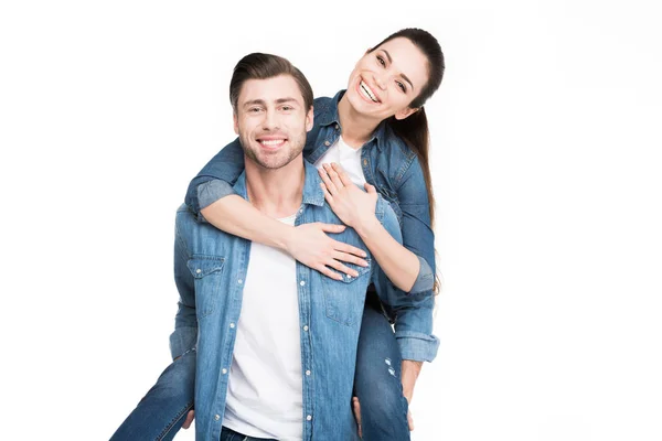 Junger lächelnder Mann huckepack fröhliche Freundin, isoliert auf weiß — Stockfoto