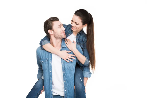Giovane uomo piggybacking fidanzata, isolato su bianco — Foto stock