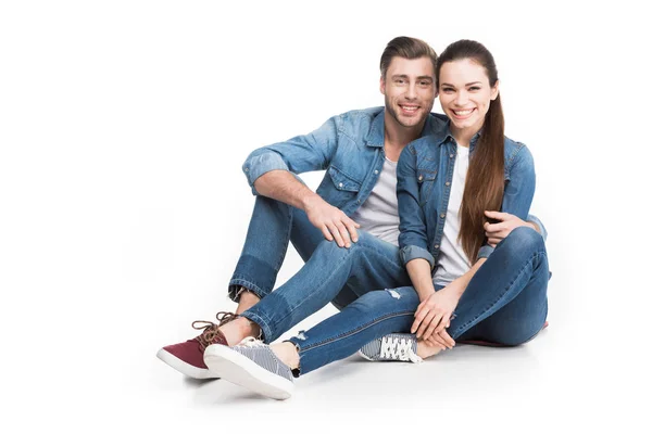 Couple heureux embrasser et regarder la caméra, isolé sur blanc — Photo de stock