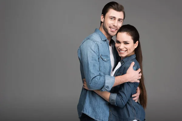 Alegre pareja abrazo aislado en gris - foto de stock