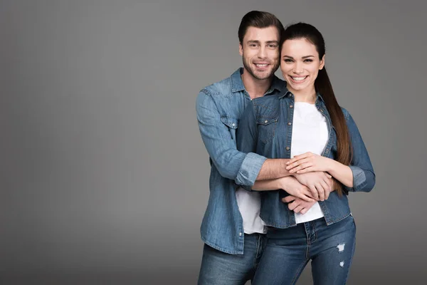 Glückliches Paar, das sich isoliert auf grau umarmt — Stockfoto