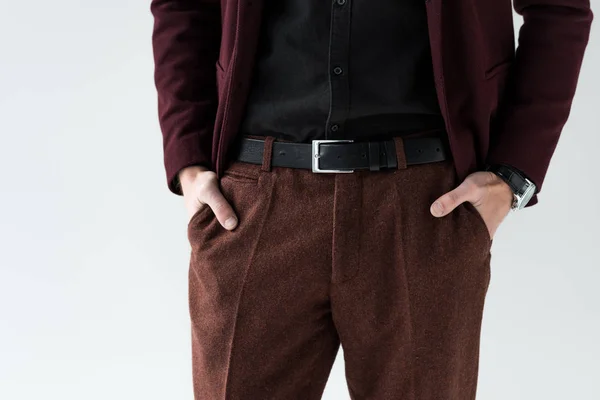 Vista ritagliata di uomo alla moda con le mani in tasca, isolato su grigio — Foto stock
