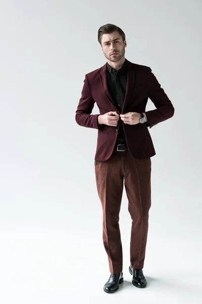 Homme à la mode posant en costume tendance, isolé sur gris — Photo de stock
