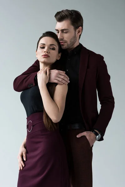 Hombre guapo abrazando a su novia, aislado en gris - foto de stock