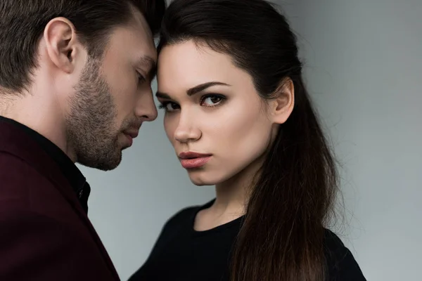 Belo casal sensual, isolado em cinza — Fotografia de Stock