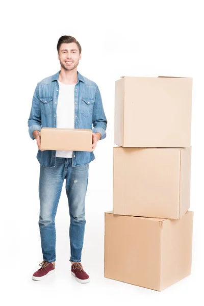 Heureux jeune homme avec des boîtes en carton, isolé sur blanc — Photo de stock