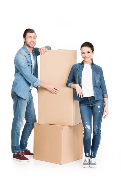 Jeune couple avec des boîtes mobiles en carton, isolé sur blanc — Photo de stock