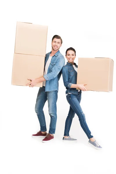 Pareja sonriente sosteniendo cajas de cartón, aisladas en blanco - foto de stock