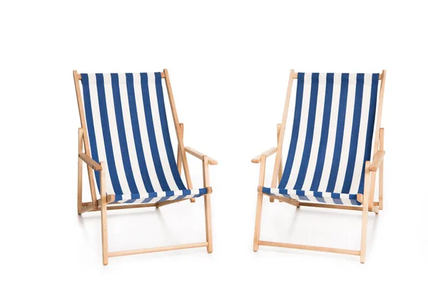 Два смугастих пляжні стільці, ізольовані на білому — стокове фото