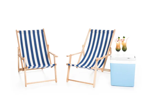 Пляжные стулья, кулер и летние коктейли, изолированные на белом — стоковое фото