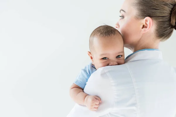 Primer plano de pediatra femenina con bebé afroamericano aislado en blanco - foto de stock