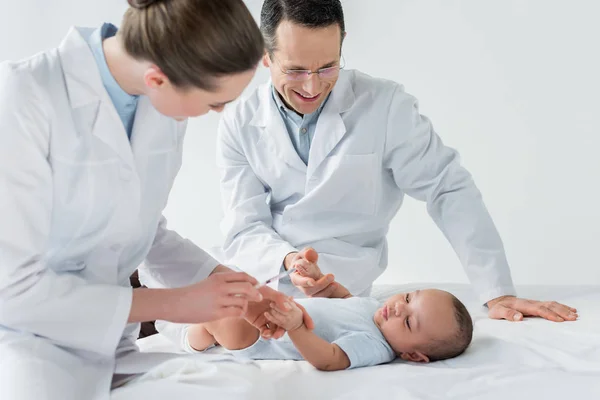 Педіатри готуються до проведення вакцинації маленькій дитині — стокове фото