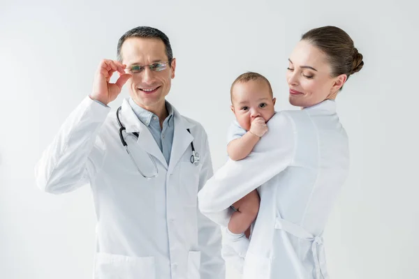 Pediatras com bebê pequeno isolado em branco — Fotografia de Stock