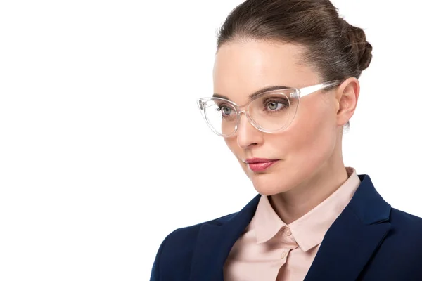 Nahaufnahme Porträt einer erwachsenen Geschäftsfrau mit stylischer Brille, die isoliert auf Weiß wegschaut — Stockfoto