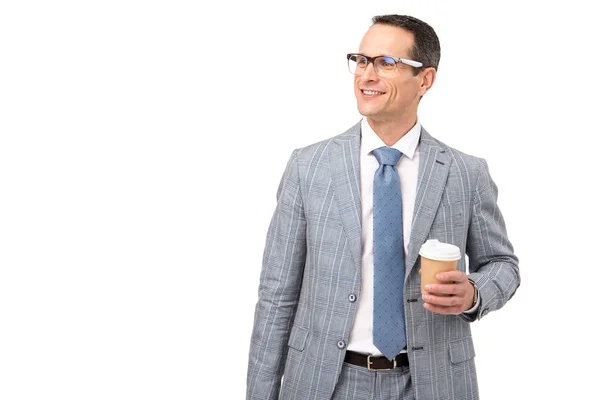 Homme d'affaires adulte souriant avec tasse en papier de café isolé sur blanc — Stock Photo