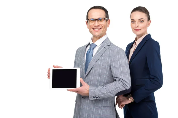 Felices colegas de negocios adultos mostrando tableta digital en blanco aislado en blanco - foto de stock