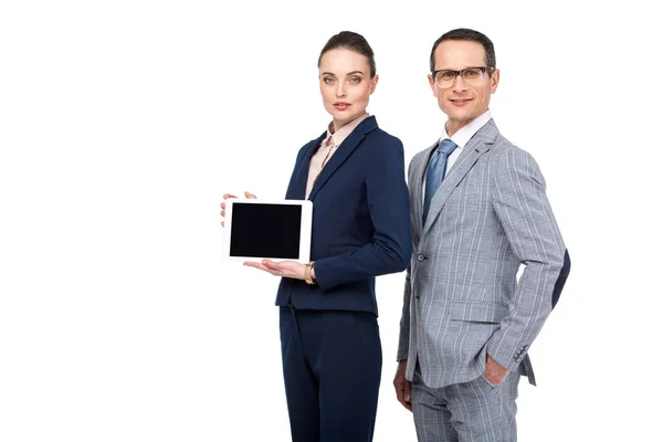 Colegas de negocios adultos mostrando tableta digital en blanco aislado en blanco - foto de stock