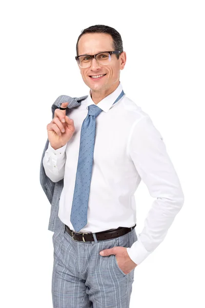 Hombre de negocios adulto sonriente con chaqueta en el hombro aislado en blanco - foto de stock