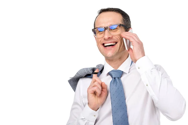 Bel homme d'affaires adulte parlant par téléphone et riant isolé sur blanc — Photo de stock