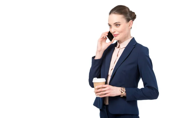 Erwachsene Geschäftsfrau mit Kaffee zum Telefonieren isoliert auf weiß — Stockfoto