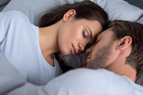 Бородатий чоловік і приваблива брюнетка жінка спить — стокове фото