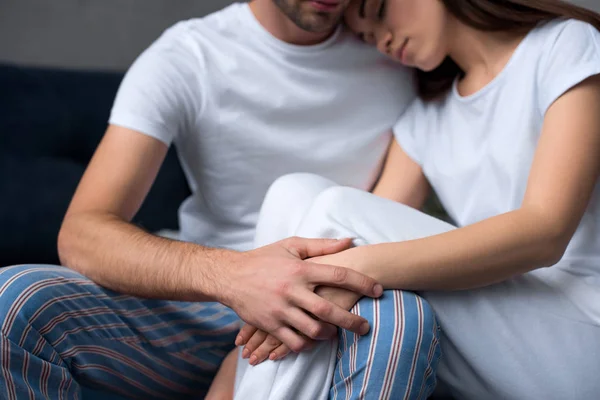 Joven pareja atractiva abrazándose en el dormitorio - foto de stock