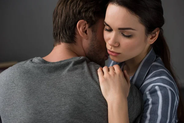 Jovem casal atraente abraçando no quarto — Fotografia de Stock