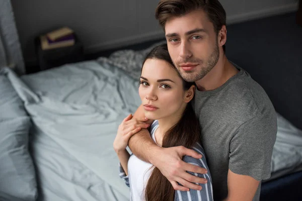 Joven abrazando a su atractiva esposa - foto de stock