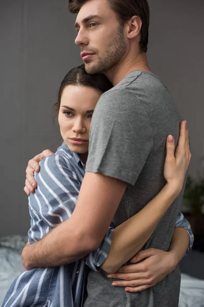 Jovem casal atraente abraçando no quarto — Fotografia de Stock