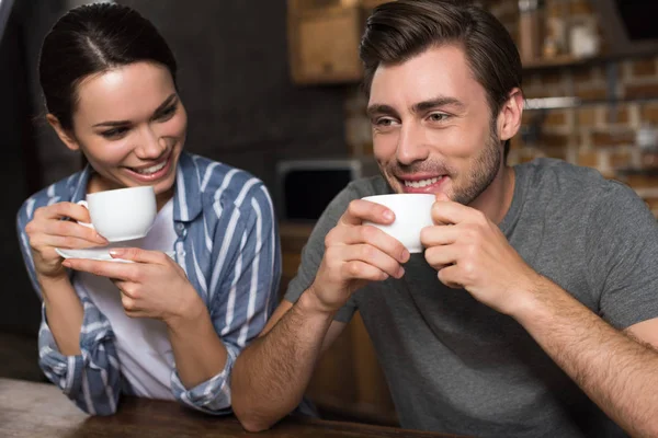 Glückliches Paar genießt das Frühstück und trinkt Kaffee — Stockfoto